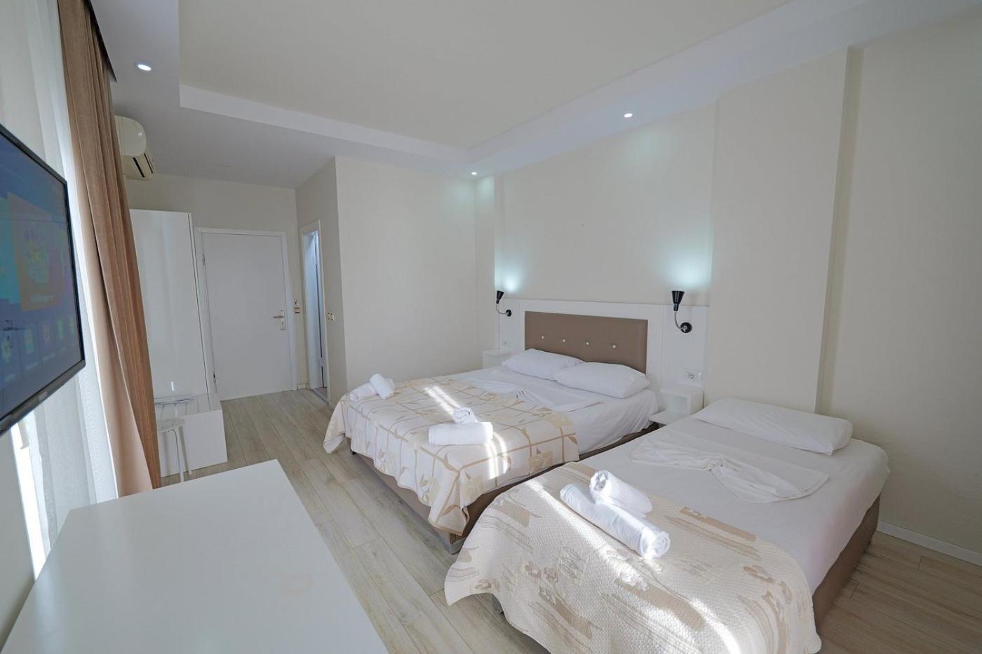 Helia Seaside Hotel Sarandë エクステリア 写真
