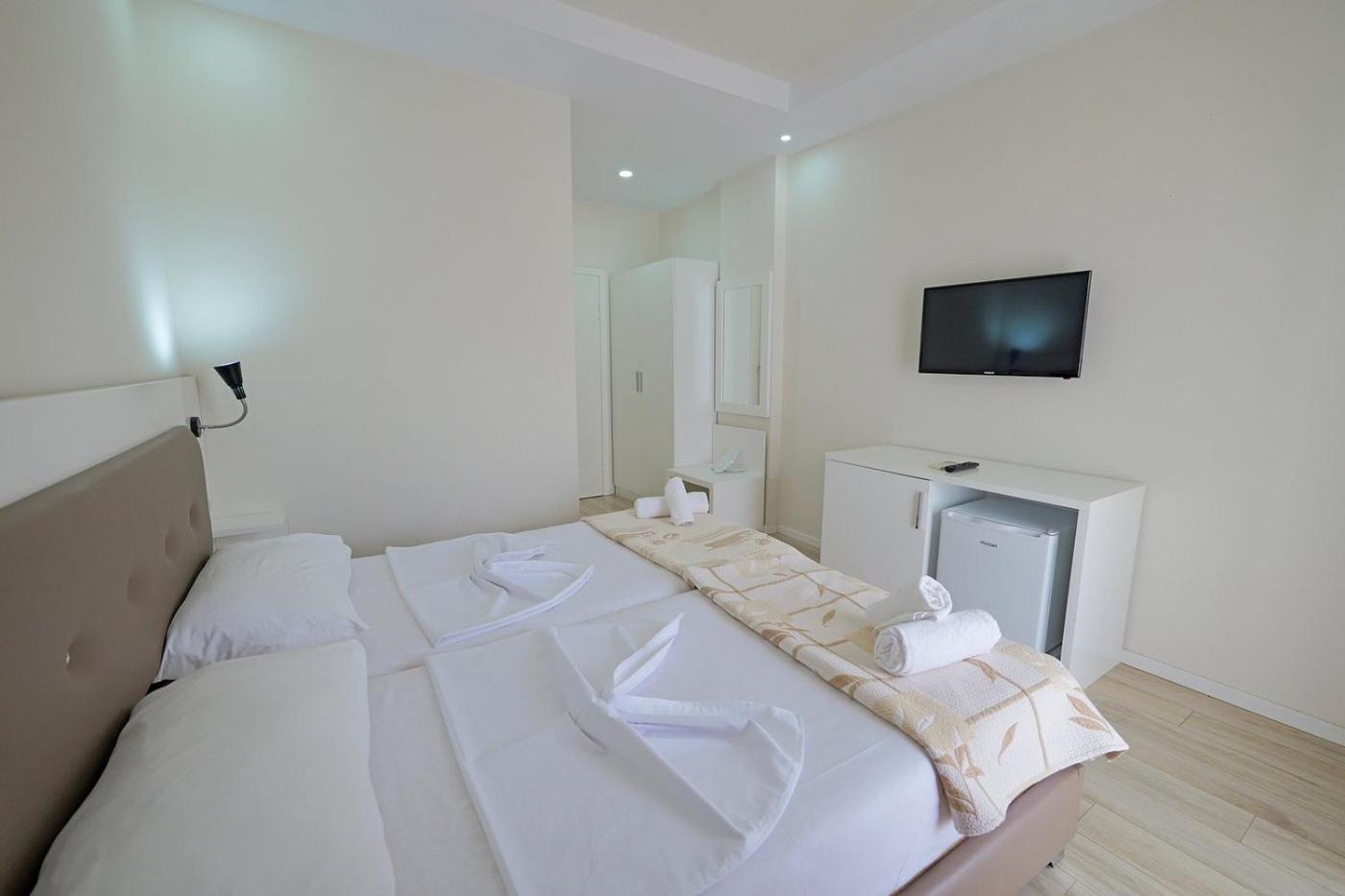 Helia Seaside Hotel Sarandë エクステリア 写真