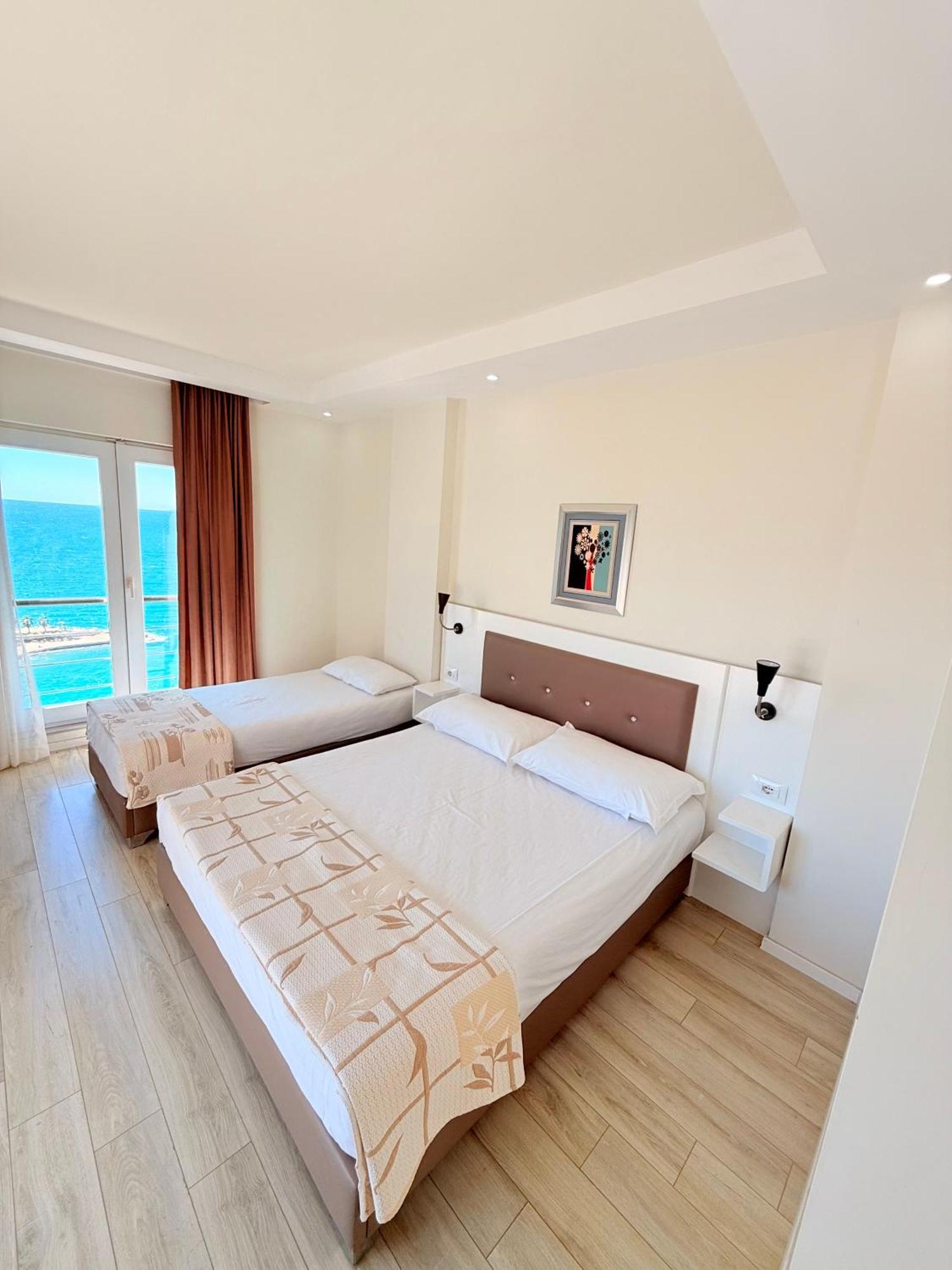 Helia Seaside Hotel Sarandë エクステリア 写真
